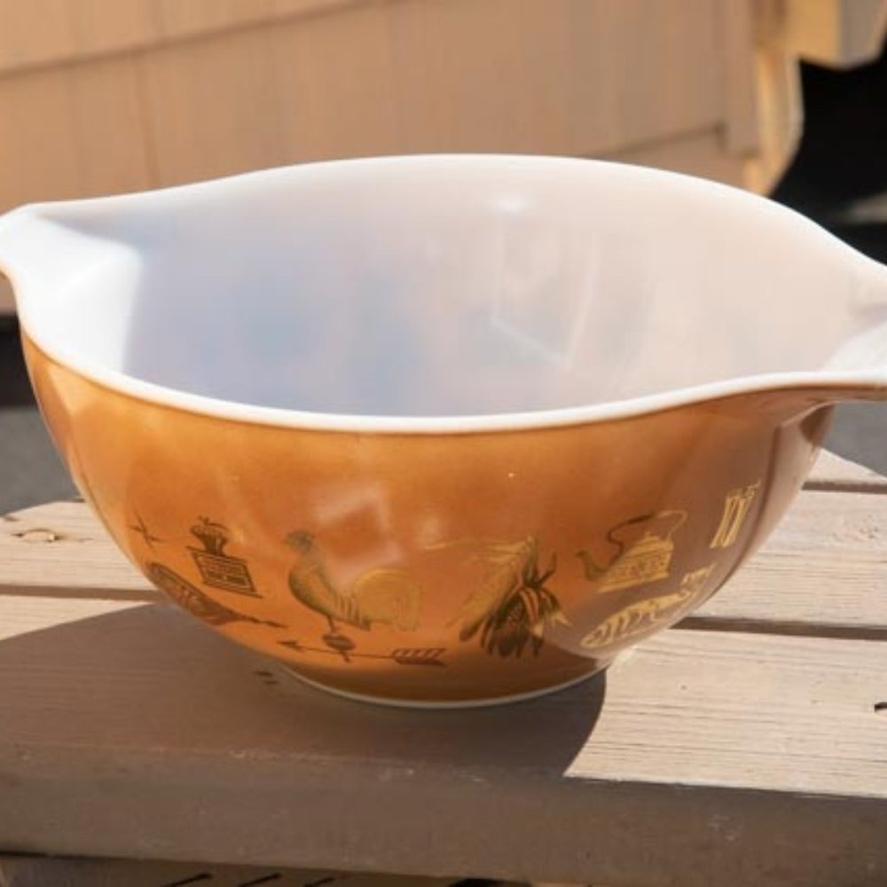 Pyrex 442 Brown Early America Cinderella Brown w. Gold Handle & Lip Bowl 1.5 qt